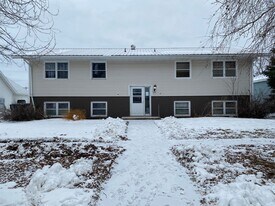 112 2nd St SW in Hillsboro, ND - Building Photo