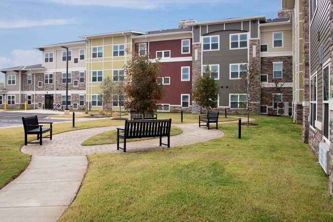 Residence at Arbor Grove in Arlington, TX - Foto de edificio - Building Photo