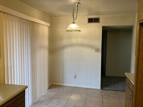 2813 Thornton Ct in Modesto, CA - Foto de edificio - Building Photo