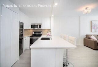 1166 Melville St in Vancouver, BC - Building Photo - Building Photo