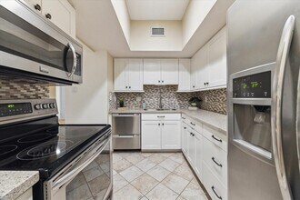 1330 Augusta Dr in Houston, TX - Building Photo - Building Photo