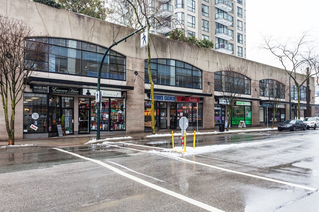 Westminister Towers in New Westminster, BC - Building Photo