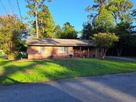664 Mitscher Dr in Brunswick, GA - Building Photo