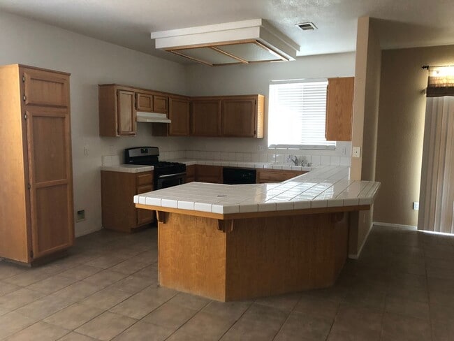 10620 Petalo Dr in Bakersfield, CA - Building Photo - Building Photo