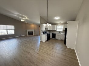 621 Mission Hill Dr in Fort Wayne, IN - Foto de edificio - Building Photo