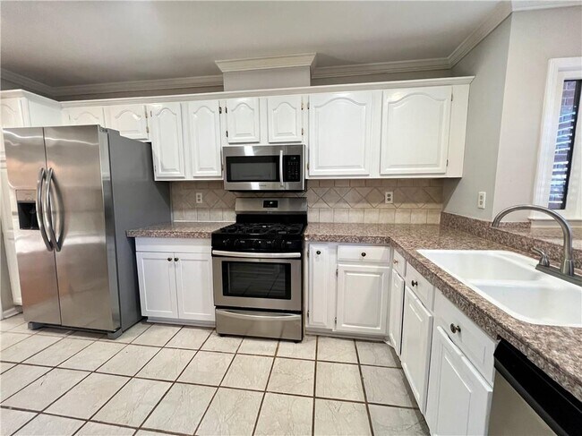 215 Brantley Rd in Atlanta, GA - Building Photo - Building Photo