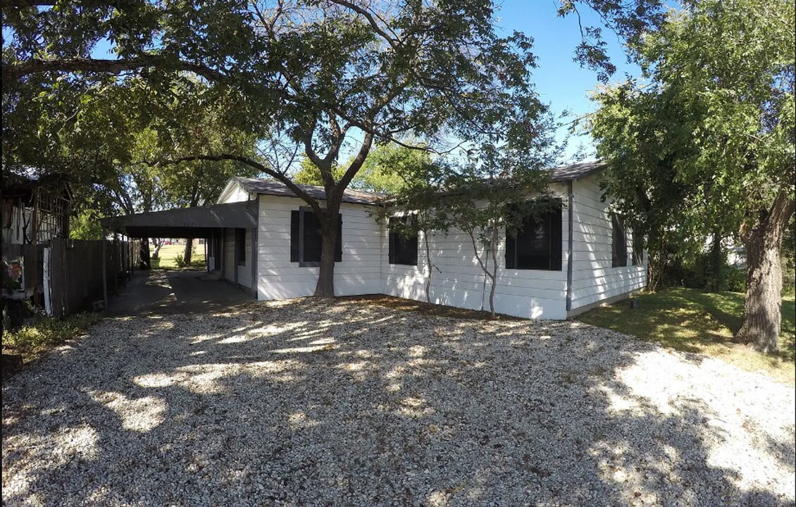 507 FM156 in Ponder, TX - Building Photo