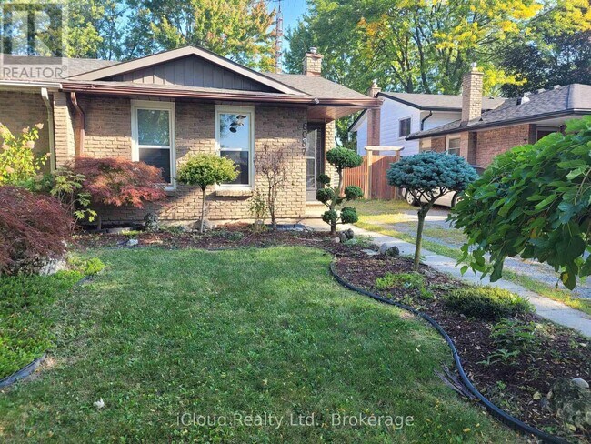 8087 Aintree Dr in Niagara Falls, ON - Building Photo - Building Photo
