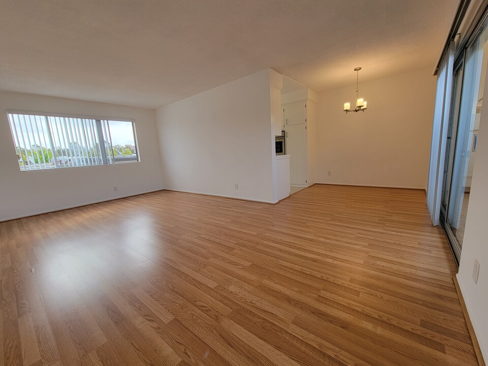 Essex in Los Angeles, CA - Building Photo