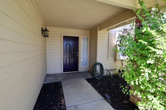 1102 Valley Oak Dr in Winters, CA - Building Photo - Building Photo
