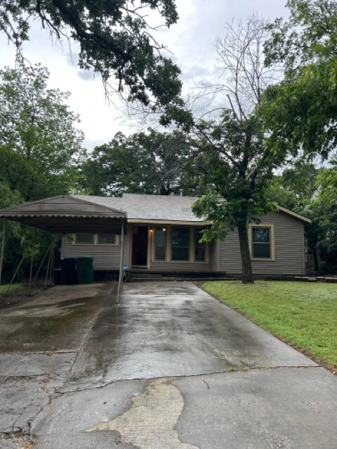 2006 W Hickory St in Denton, TX - Building Photo