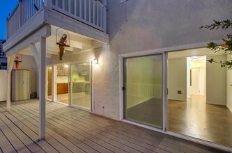 3997 Crown Point Dr, Unit V33 in San Diego, CA - Building Photo - Building Photo