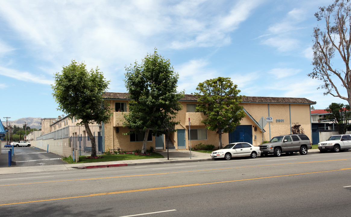 Roscoe Blvd Apartments in Canoga Park, CA - Building Photo