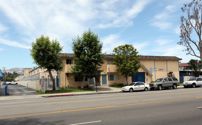 Roscoe Blvd Apartments