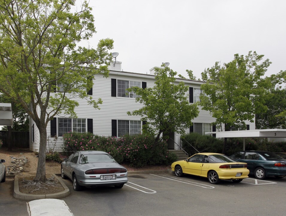 Colonial Village Apartments in Roseville, CA - Building Photo