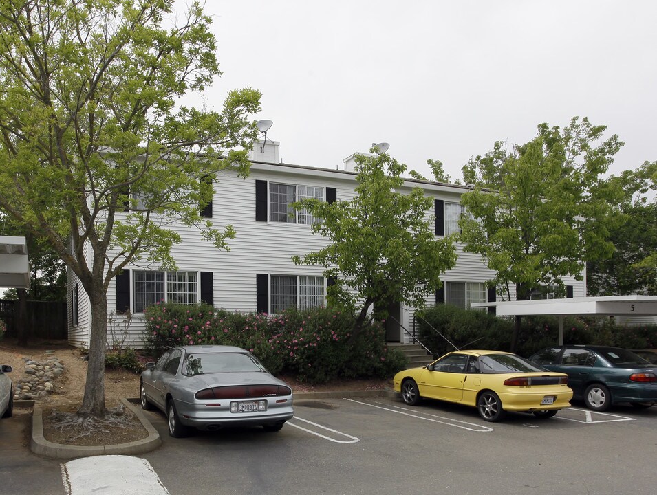 Colonial Village Apartments in Roseville, CA - Foto de edificio