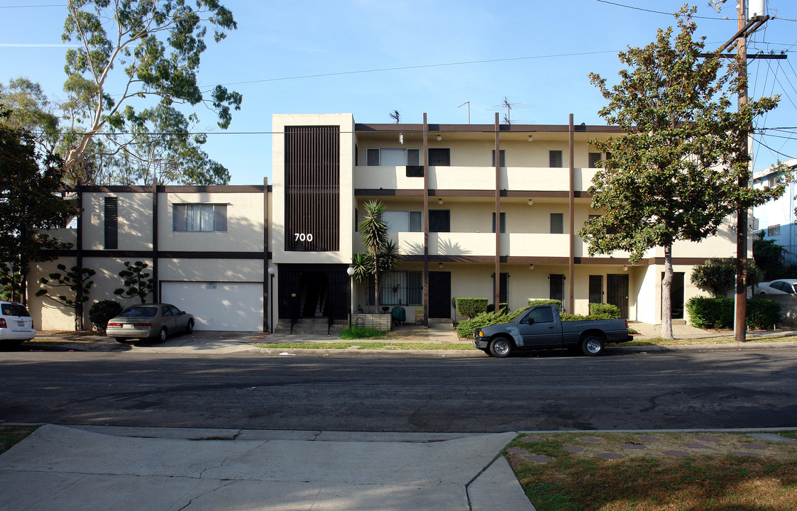 700 Glenway Dr in Inglewood, CA - Building Photo