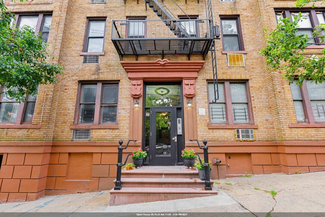 108 Waldo Ave in Jersey City, NJ - Building Photo