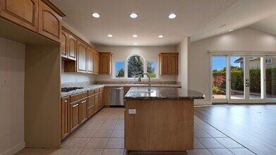 143 Pine Lake Dr in Eagle Point, OR - Building Photo - Building Photo