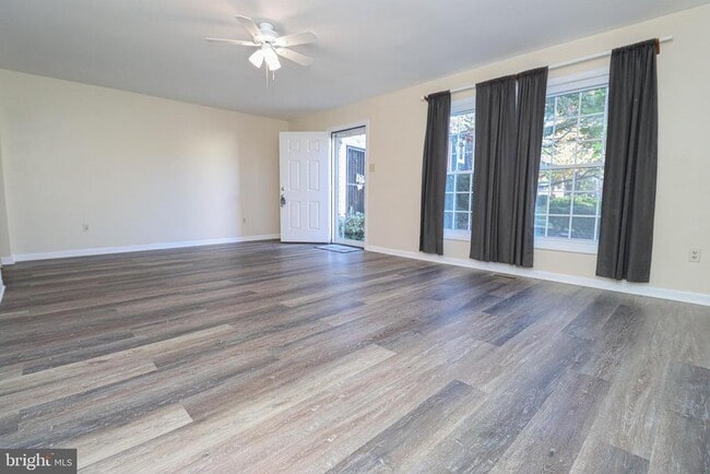 property at 1738 Farmington Ct