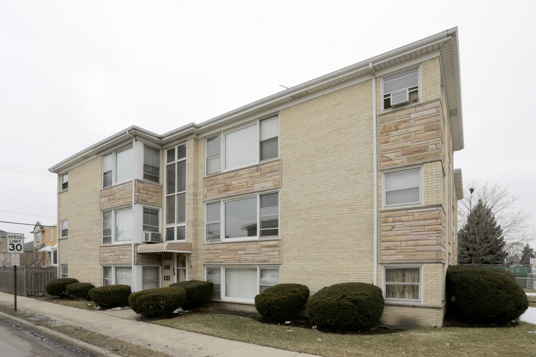 6801 W Montrose Ave in Harwood Heights, IL - Building Photo