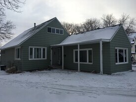 821 10th Ave NW in Minot, ND - Building Photo