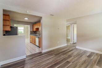 2145 25th Ave N in St. Petersburg, FL - Foto de edificio - Building Photo