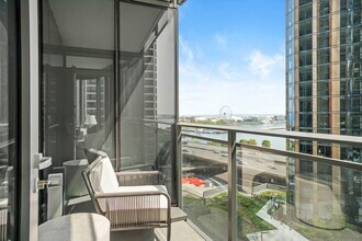 445 E Waterside Dr in Chicago, IL - Foto de edificio - Building Photo