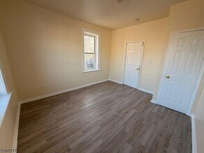 120 Bragaw Ave, Unit 3 in Newark, NJ - Building Photo - Building Photo