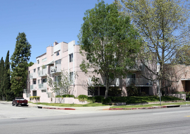 Royal Oaks Apartments in Van Nuys, CA - Building Photo - Building Photo