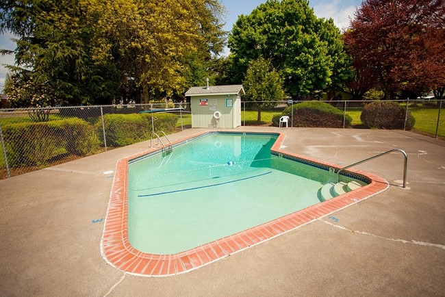 Riviera Village Apartments in Eugene, OR - Building Photo - Building Photo