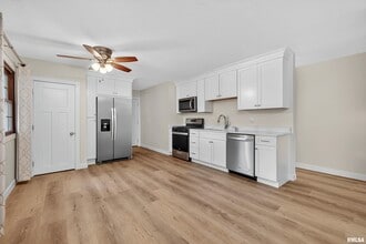 3106 Maplecrest Rd in Bettendorf, IA - Building Photo - Building Photo