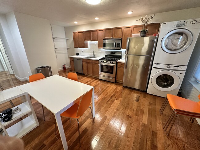 130 W 8th St, Unit 4-bed 2-bath in Boston, MA - Building Photo - Building Photo