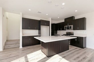 87 Savannah in Lake Forest, CA - Foto de edificio - Building Photo