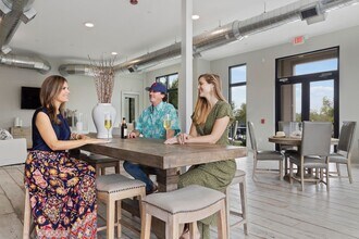 2501 Bienville Blvd in Ocean Springs, MS - Foto de edificio - Building Photo