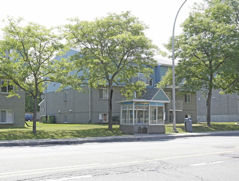 18184 de Pierrefonds Boul in Montréal, QC - Building Photo