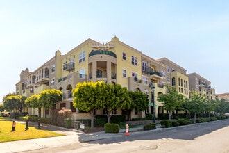 Terra Serena Luna in Milpitas, CA - Foto de edificio - Building Photo