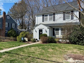 22 Cleveland Rd, Unit 1 in Wellesley, MA - Building Photo - Building Photo