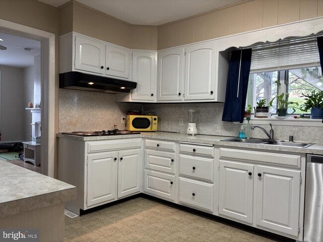 property at 919 S Main St