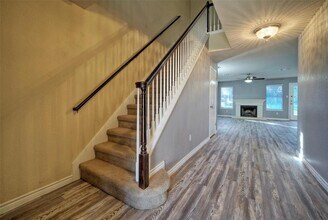 1319 Strickland Dr in Austin, TX - Foto de edificio - Building Photo