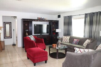 1020 NW 74th Ave in Margate, FL - Building Photo - Building Photo