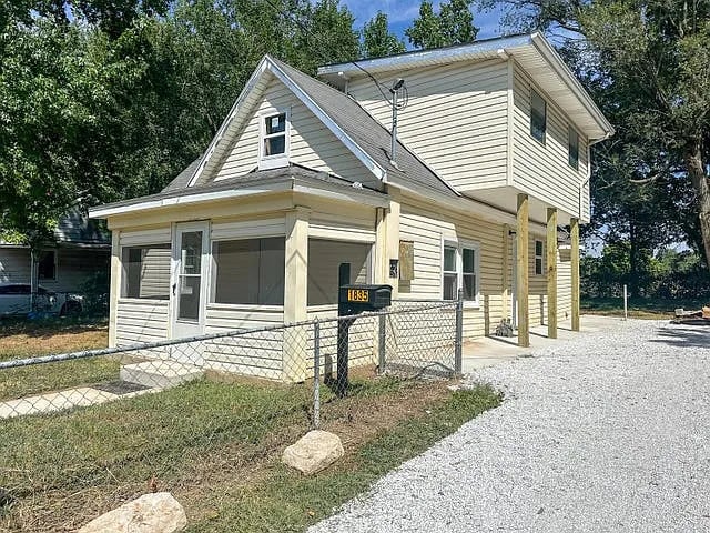 property at 1835 W Chestnut St