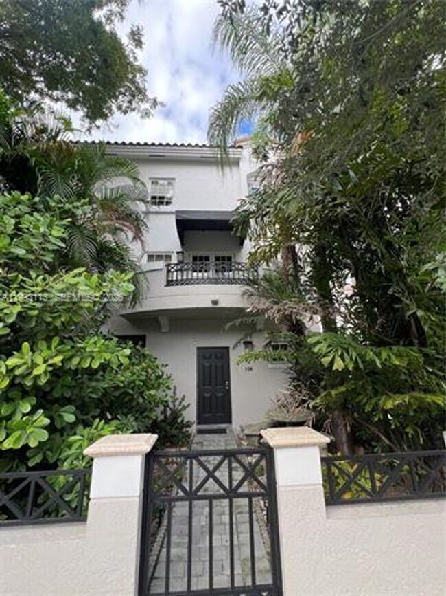 261 Navarre Ave in Coral Gables, FL - Foto de edificio - Building Photo