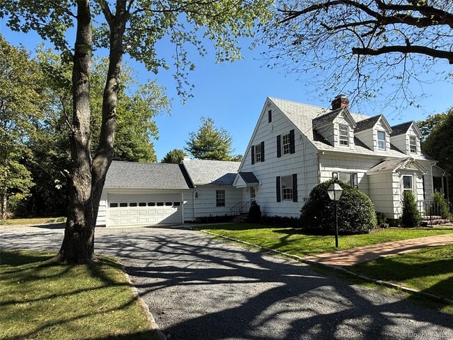 35 La Rue Dr in Huntington, NY - Building Photo - Building Photo