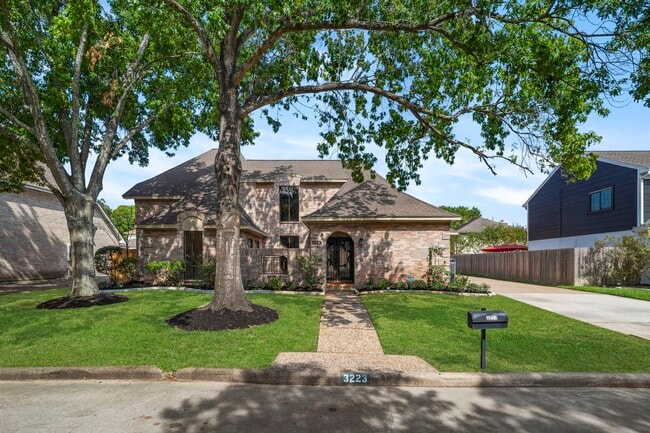 property at 3223 Country Club Blvd