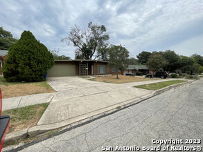 335 Montfort Dr in San Antonio, TX - Building Photo - Building Photo