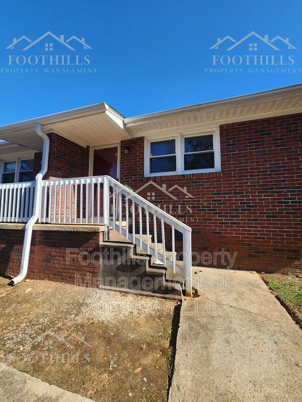 202 Kennemore St in Central, SC - Foto de edificio - Building Photo