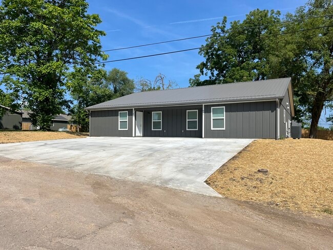 949 St Louis St in Lebanon, MO - Building Photo - Building Photo