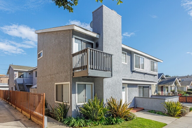 450-456 Coronado Ave in Long Beach, CA - Building Photo - Building Photo