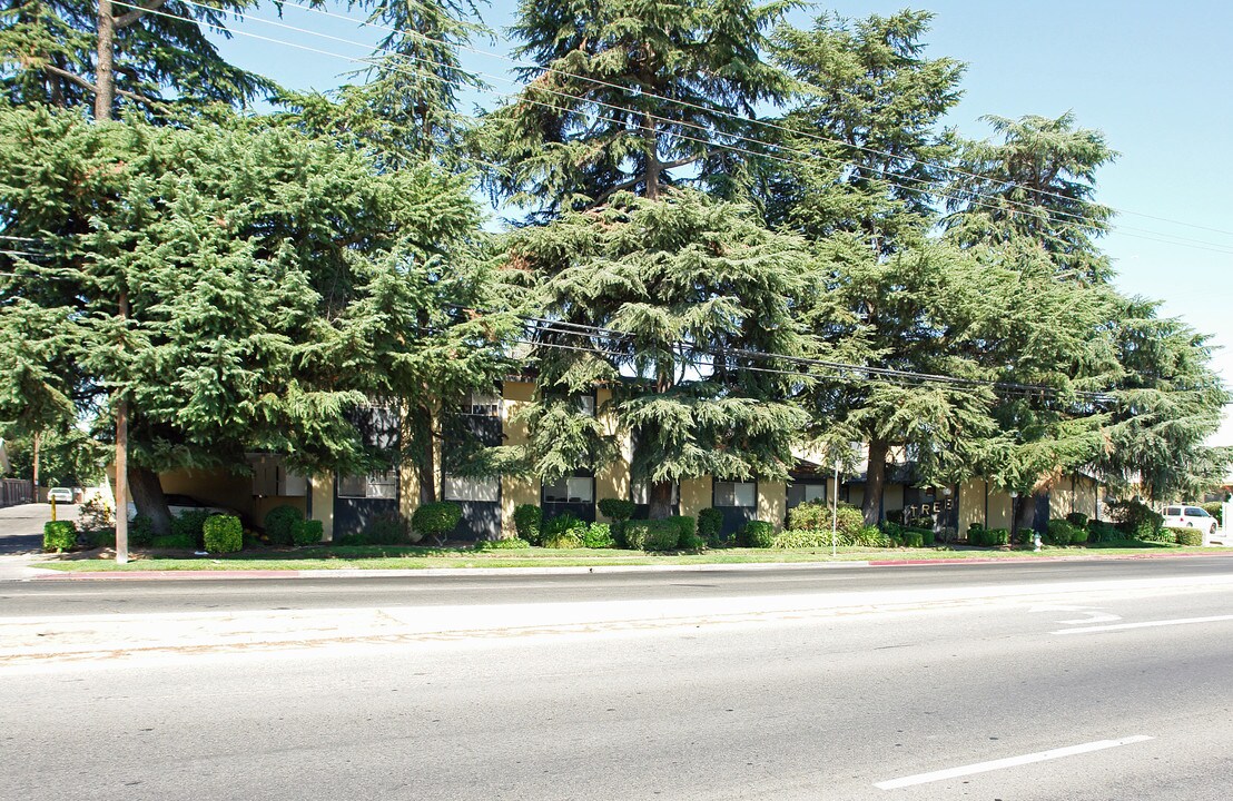 3661 N Cedar Ave in Fresno, CA - Building Photo